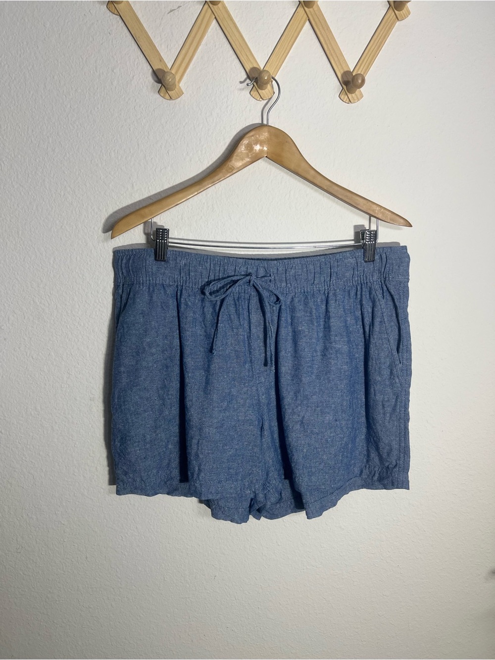 GAP • women’s linen blend pull on shorts with drawstring waist